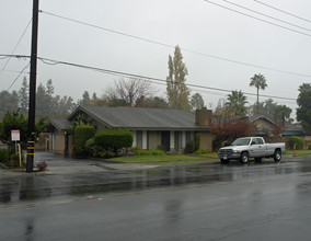 1011 E Ashlan Ave in Fresno, CA - Building Photo - Building Photo