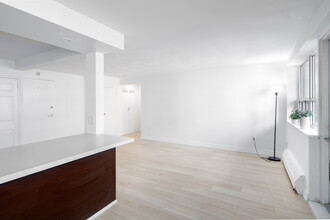 455 Maple. in Burlington, ON - Building Photo - Interior Photo