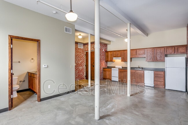 3003 E Kellogg Dr S in Wichita, KS - Building Photo - Building Photo