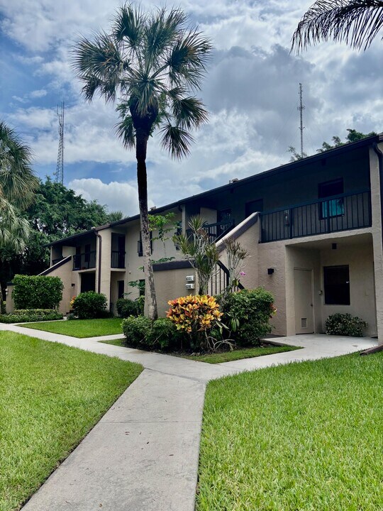 8299 Boca Glades Blvd E in Boca Raton, FL - Building Photo