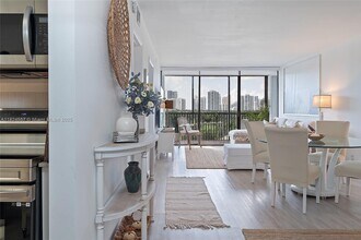 20301 W Country Club Dr in Aventura, FL - Building Photo - Building Photo