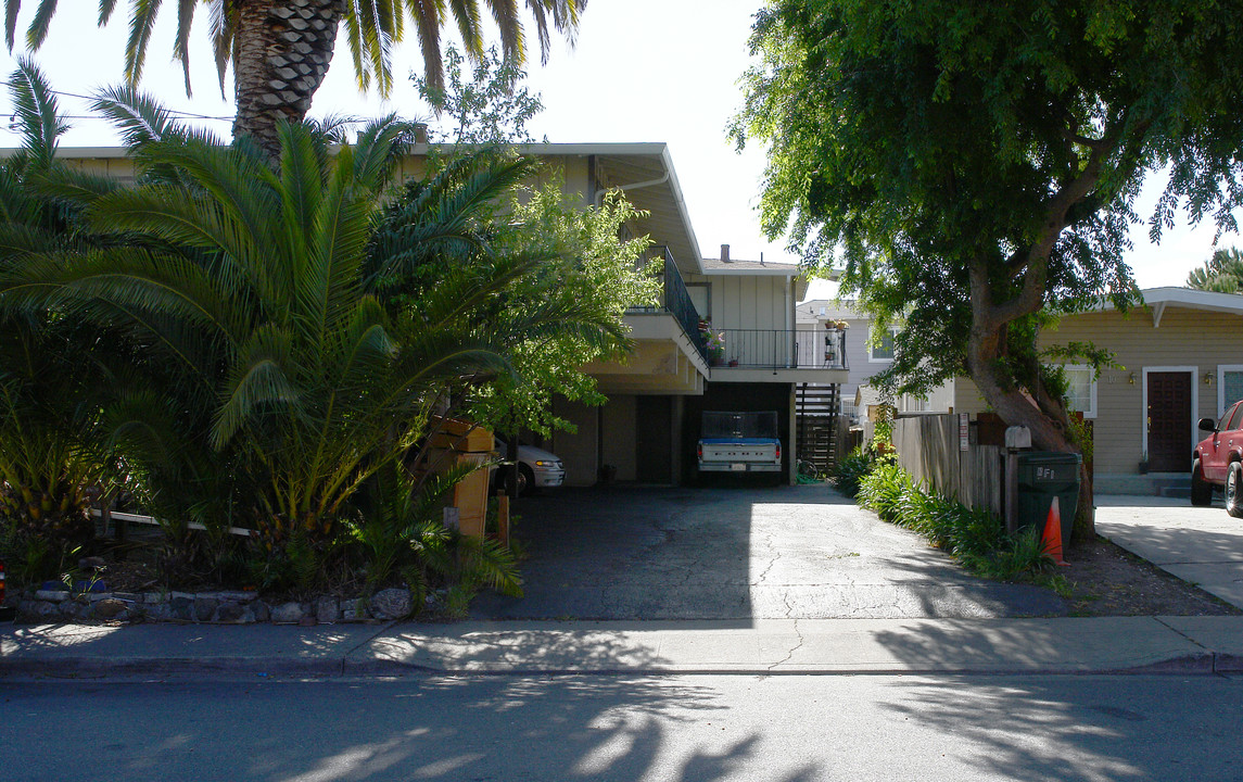 20 Northumberland Ave in Redwood City, CA - Foto de edificio