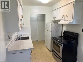 449 Hazel St in Waterloo, ON - Building Photo - Building Photo