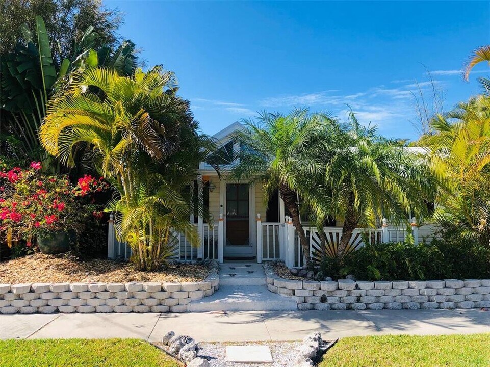 701 Broadway St in Longboat Key, FL - Building Photo
