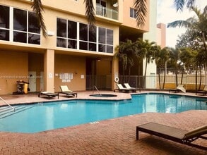 3500 Coral Way, Unit 704 in Coral Gables, FL - Foto de edificio - Building Photo