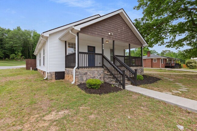 615 Old Rutherford Rd in Taylors, SC - Foto de edificio - Building Photo