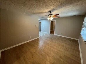 4329 Ridgedale Dr in Mesquite, TX - Foto de edificio - Building Photo