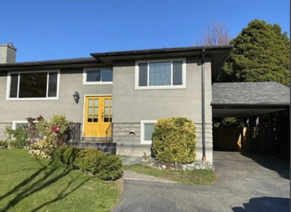 1522 Kerfoot Rd in White Rock, BC - Building Photo