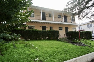 3814 Country Club Dr in Los Angeles, CA - Foto de edificio - Building Photo