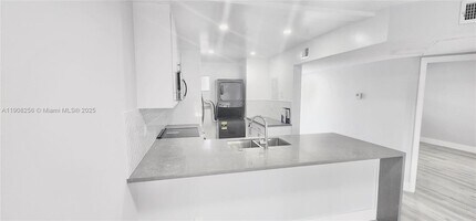 8040 N Colony Cir in Tamarac, FL - Building Photo - Building Photo