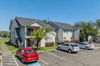 Kings Garden Apartments in Fairview, OR - Building Photo - Building Photo