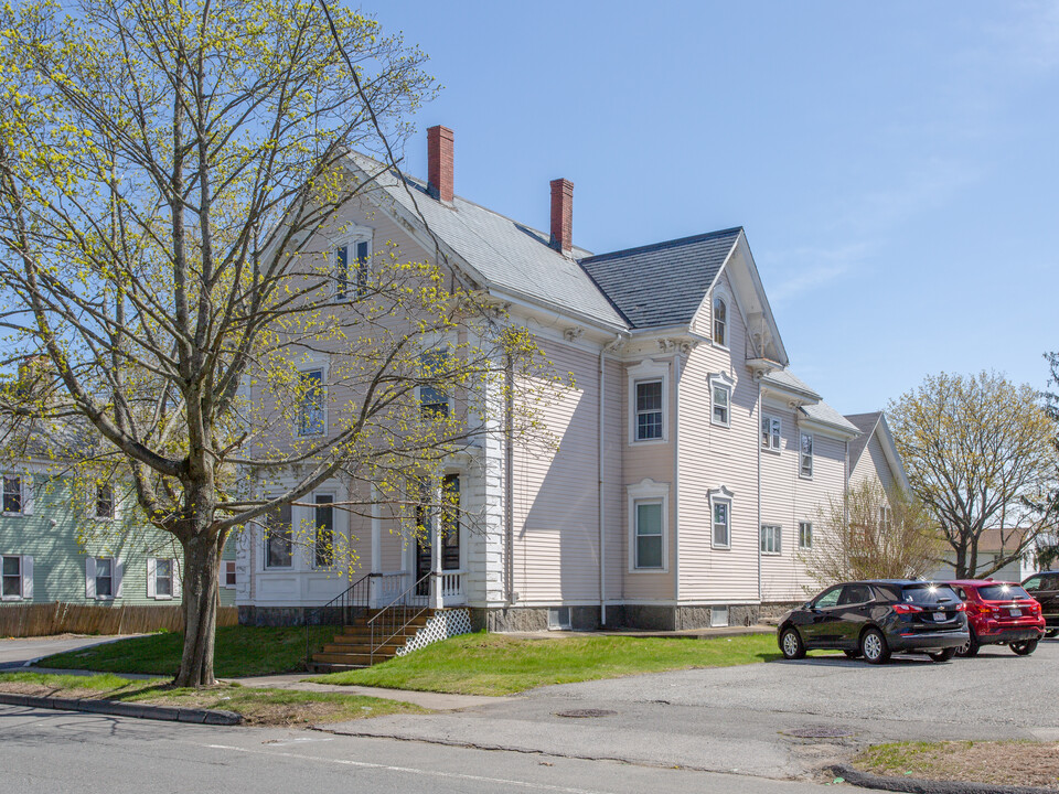 143 High St in Danvers, MA - Foto de edificio