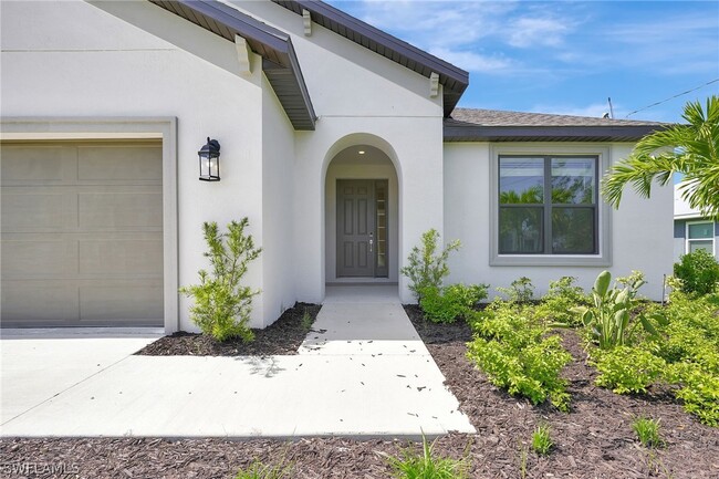 3726 SW 2nd Ln in Cape Coral, FL - Foto de edificio - Building Photo