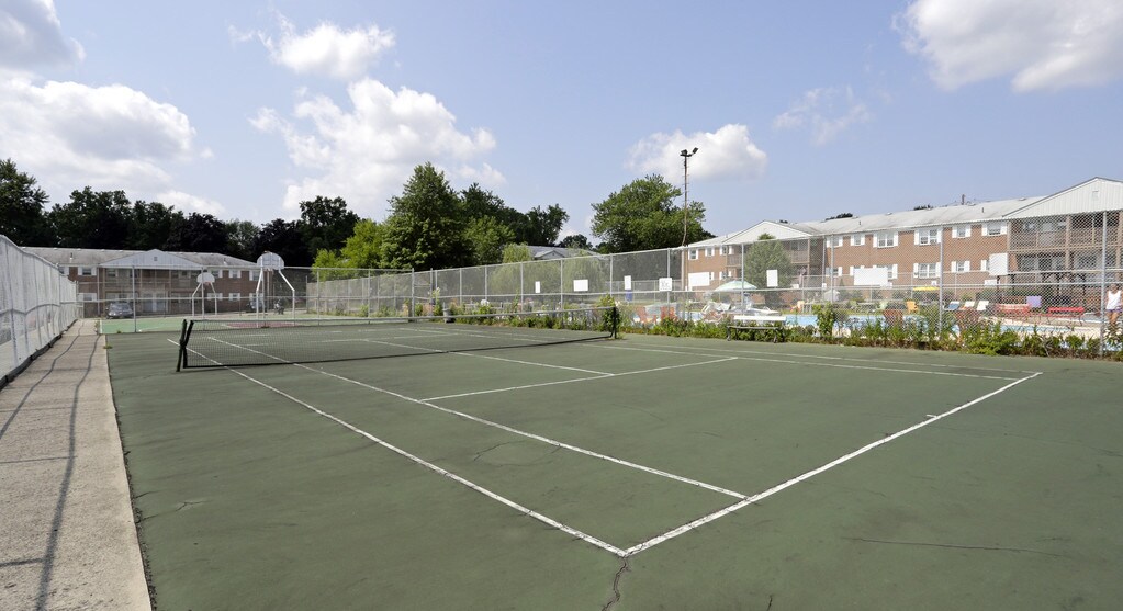 Knoll Gardens Apartments in Lake Hiawatha, NJ