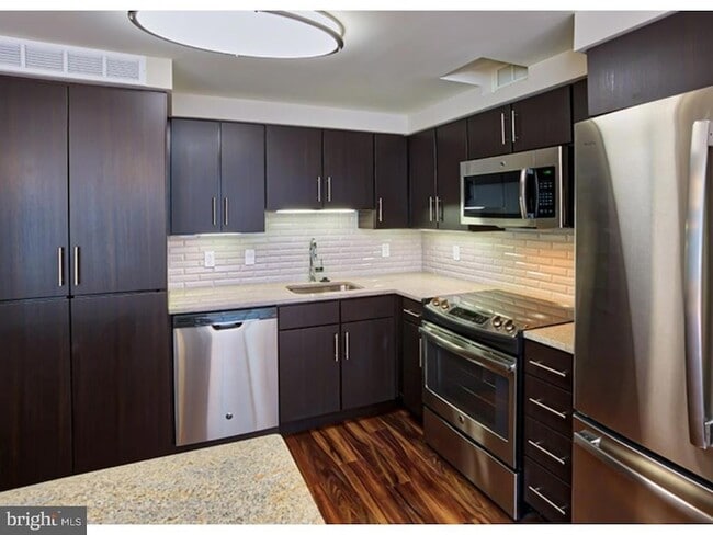 1815 John F Kennedy Blvd, Unit 2B-1607 in Philadelphia, PA - Building Photo - Building Photo