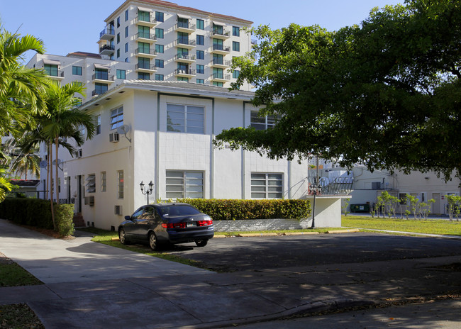 215 Menores Ave in Coral Gables, FL - Foto de edificio - Building Photo