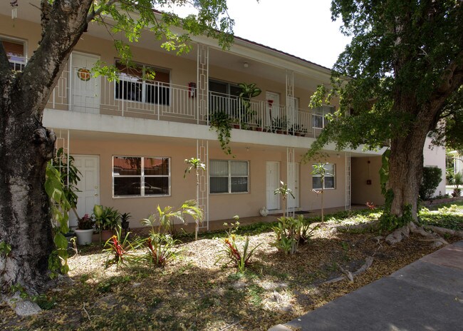 15-21 Alhambra Cir in Coral Gables, FL - Foto de edificio - Building Photo