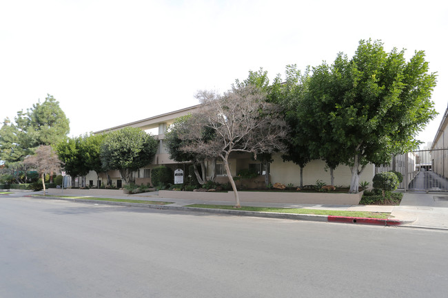 Crown Encino Apartment Homes in Encino, CA - Foto de edificio - Building Photo