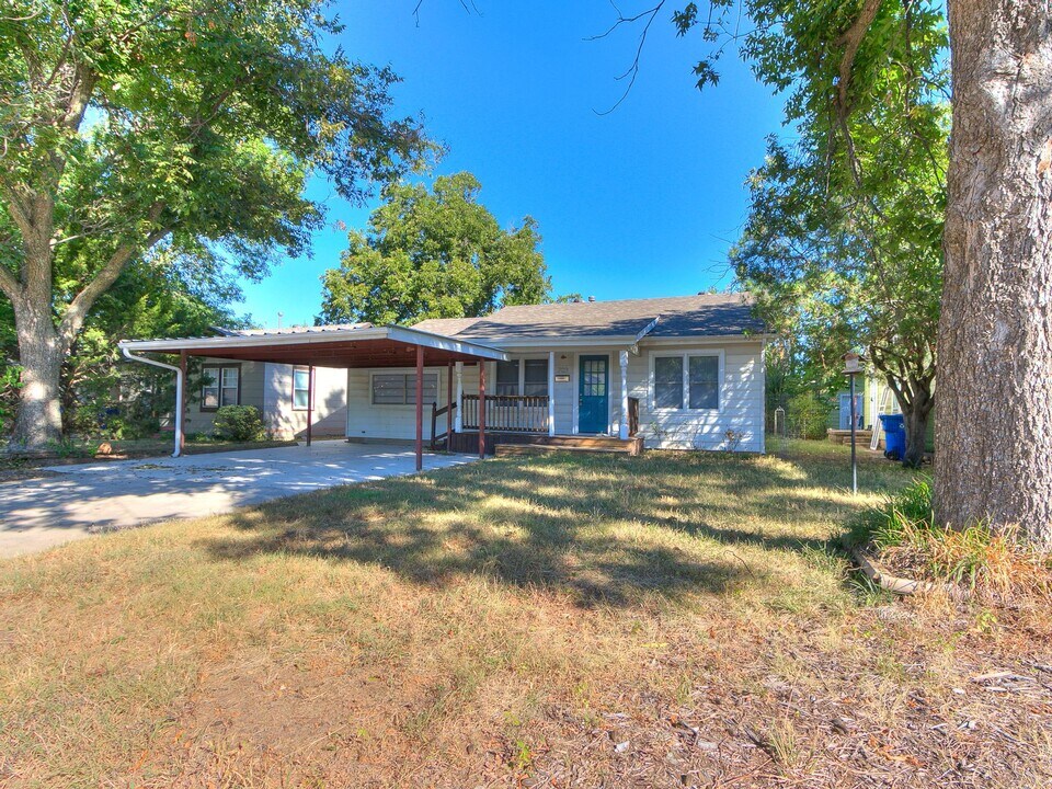 703 Dakota St in Norman, OK - Foto de edificio