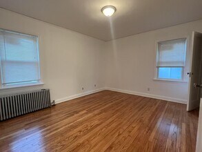 31 Evergreen Ln in New Hyde Park, NY - Building Photo - Building Photo
