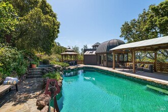 1100 Bayhills Dr in San Rafael, CA - Foto de edificio - Building Photo