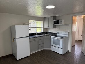78160 OR-99 in Cottage Grove, OR - Building Photo - Building Photo
