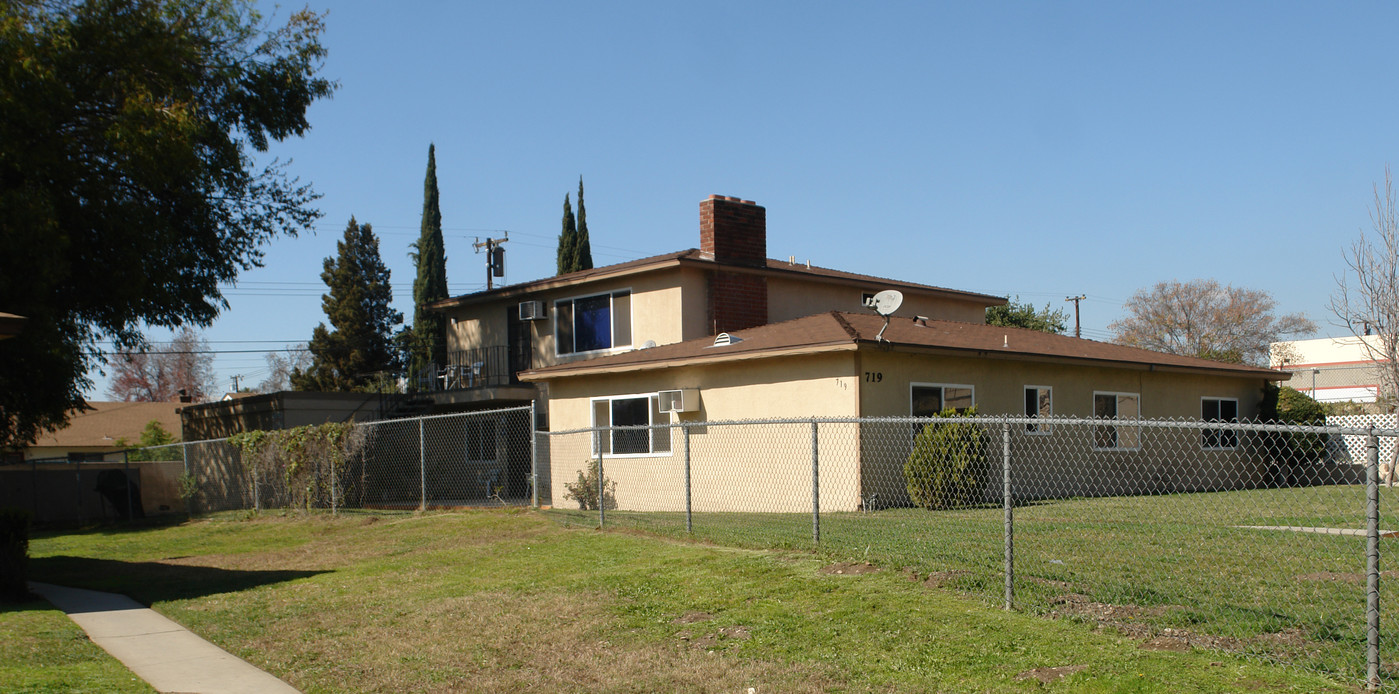 2559 Yorkshire Way in Pomona, CA - Building Photo