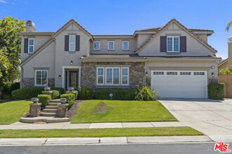 8639 Edelweiss Dr in Corona, CA - Foto de edificio - Building Photo