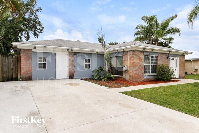 438 SE Streamlet Ave in Port St. Lucie, FL - Building Photo - Building Photo