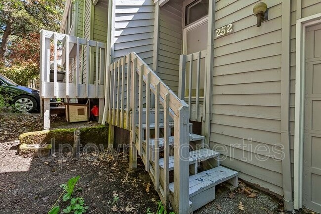 252 Cervantes Cir in Lake Oswego, OR - Building Photo - Building Photo