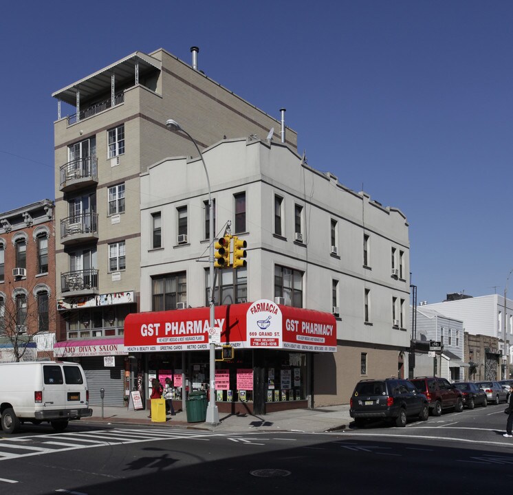 669 Grand St in Brooklyn, NY - Building Photo