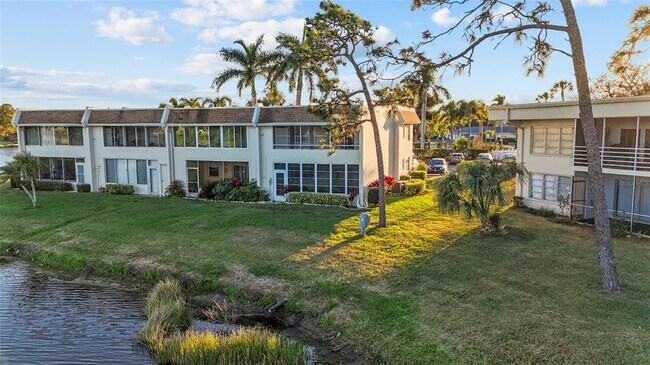 7193 W Country Club Dr N in Sarasota, FL - Foto de edificio - Building Photo