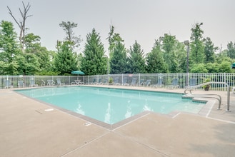 Crestview Apartments in Fredericksburg, VA - Foto de edificio - Building Photo