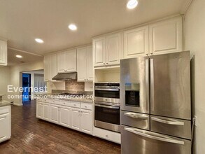 4932 La Crescenta Ave in Montrose, CA - Building Photo - Building Photo