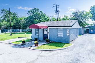North Hills Crest in Haltom City, TX - Foto de edificio - Building Photo