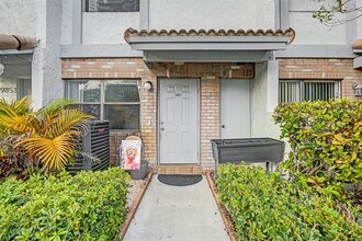 9851 Riverside Dr in Coral Springs, FL - Building Photo - Building Photo