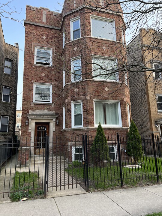 2217 W Rosemont Ave in Chicago, IL - Building Photo