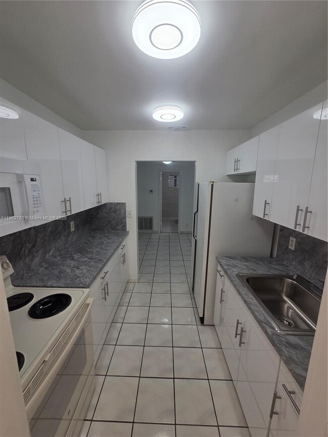 348 S Federal Hwy in Dania Beach, FL - Building Photo - Building Photo