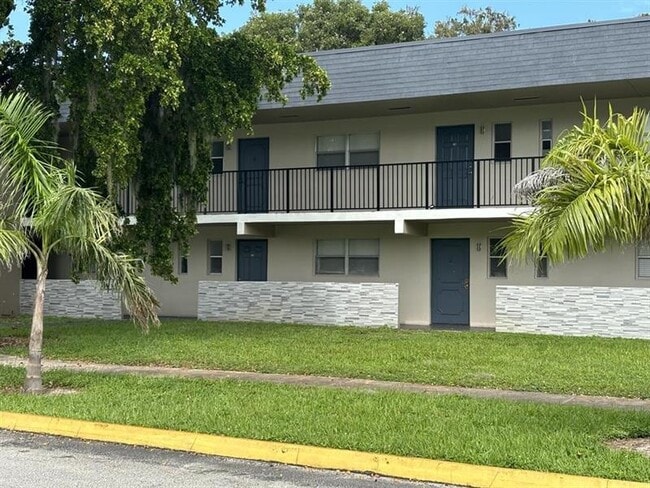 7925 Fairview Dr in Tamarac, FL - Building Photo - Building Photo