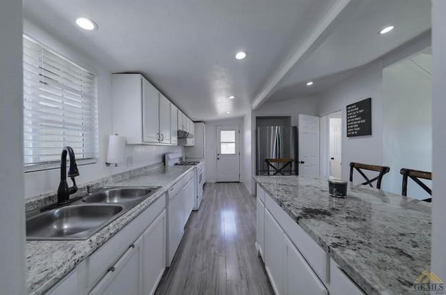 132 Morrison St in Bakersfield, CA - Foto de edificio - Building Photo