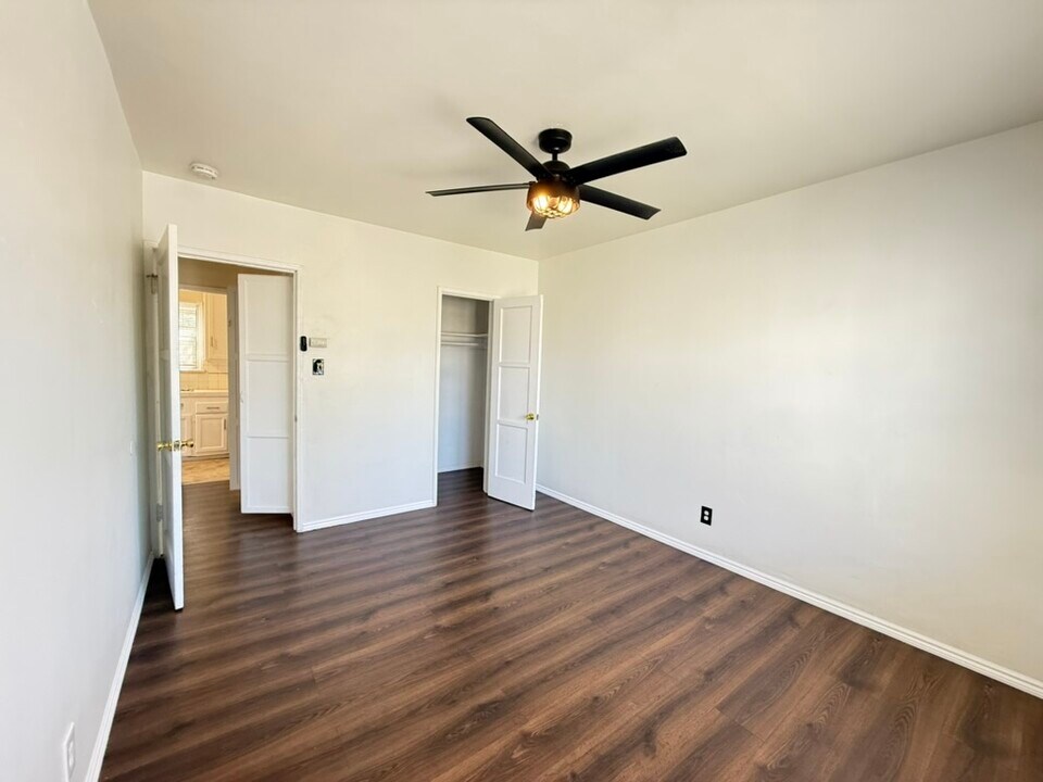 8236 Crenshaw Blvd in Inglewood, CA - Building Photo