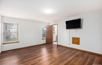 5055 Scarsdale Dr in Sterling Heights, MI - Foto de edificio - Building Photo