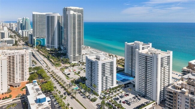 1904 S Ocean Dr in Hallandale Beach, FL - Building Photo - Building Photo