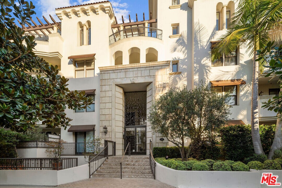 122 N Clark Dr in Los Angeles, CA - Building Photo