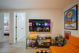 53 Edith Cres NW in Calgary, AB - Building Photo - Building Photo