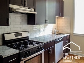 855 W Cornelia Ave, Unit 2W in Chicago, IL - Building Photo