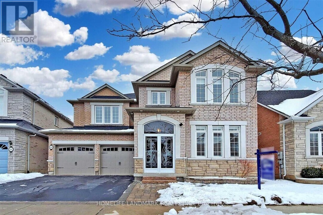 19 Brass Dr in Richmond Hill, ON - Building Photo