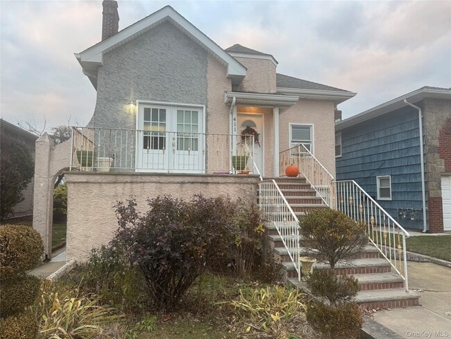 property at 411 W Walnut St