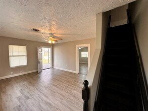 104 S 7th St in La Porte, TX - Foto de edificio - Building Photo