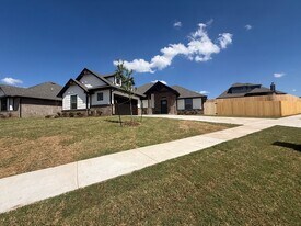 8401 HazelWood Wy in Edmond, OK - Building Photo
